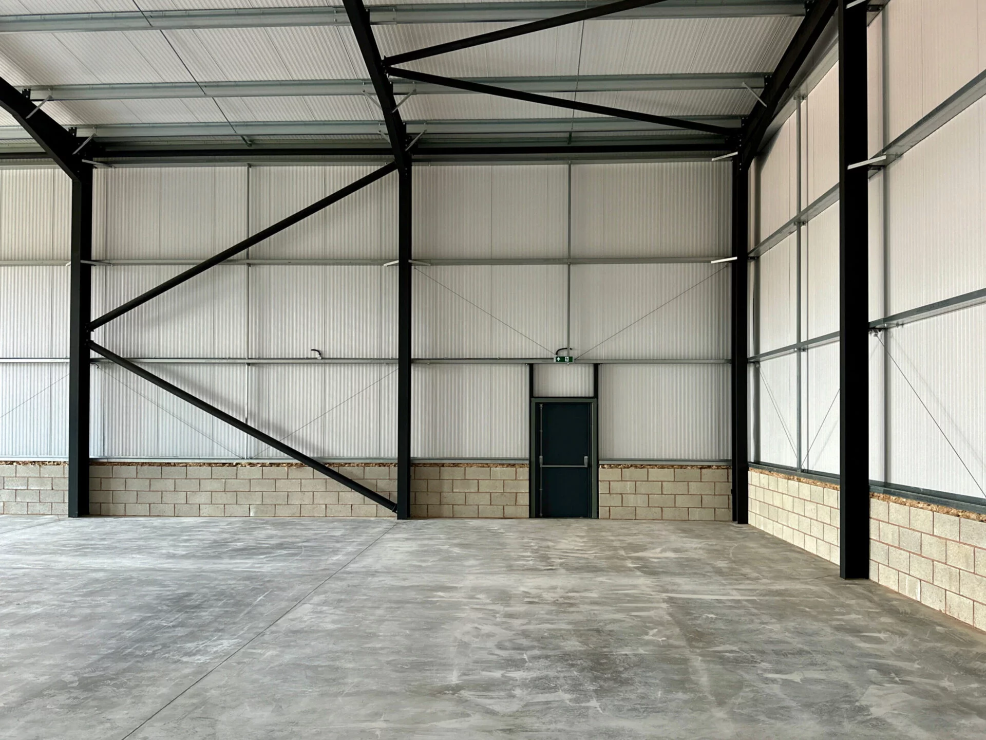 Spacious and customisable unit at Oak Tree, Kingskerswell, awaiting the personalisation of the next occupants to suit their requirements. These units provide the perfect flexible workspaces for businesses and individuals in the South West.