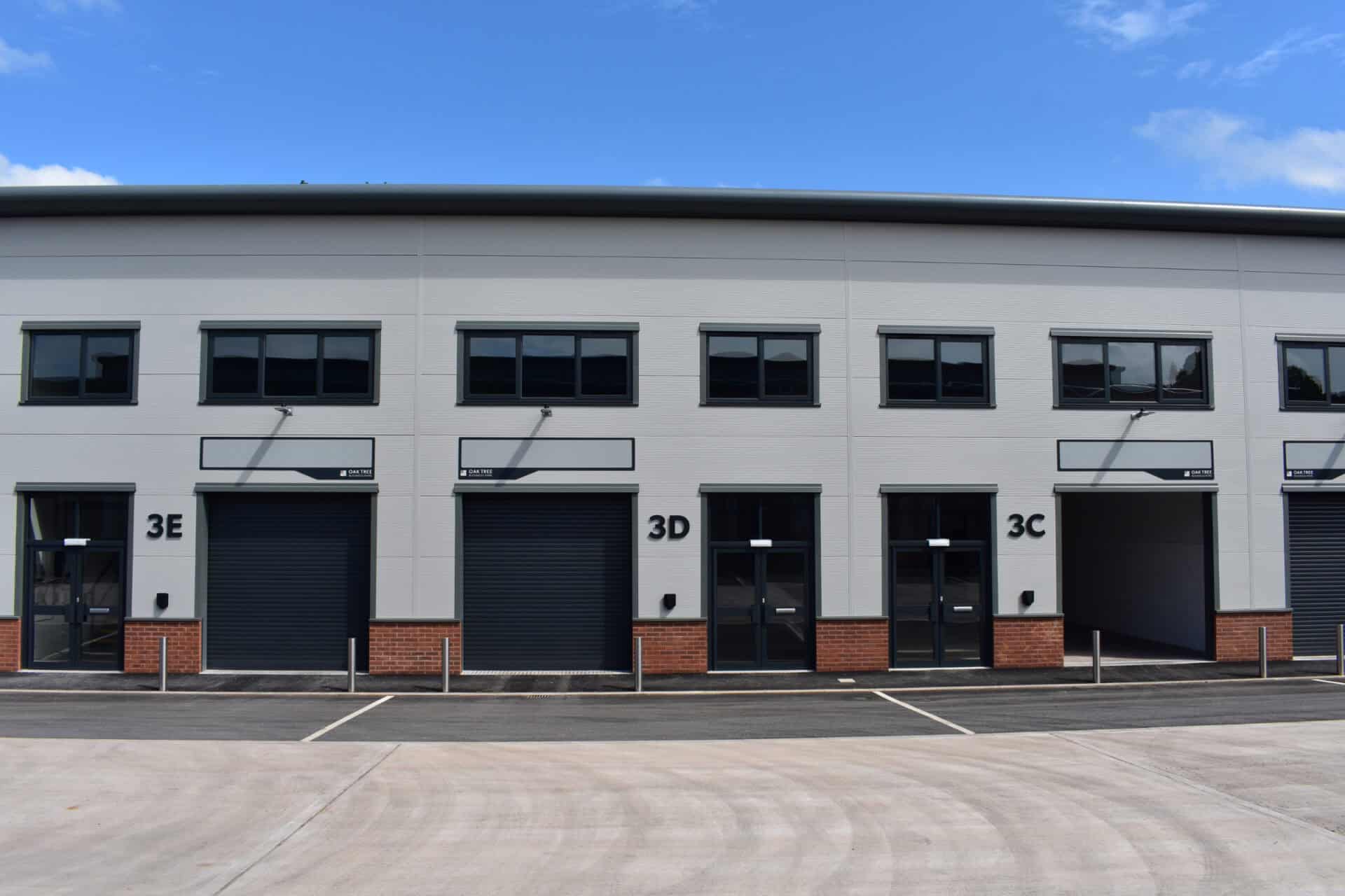 A front on view of light industrial units at Oak Tree Business Park in Newton Abbot. Great investment properties for commercial use.